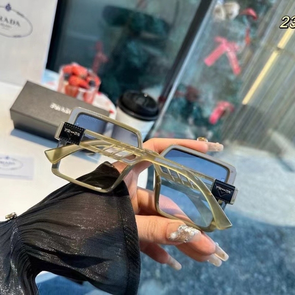 Prada sunglasses - Picture 6 of 9